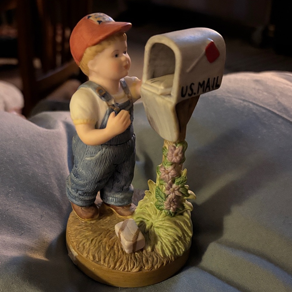 Country Store boy getting mail statue